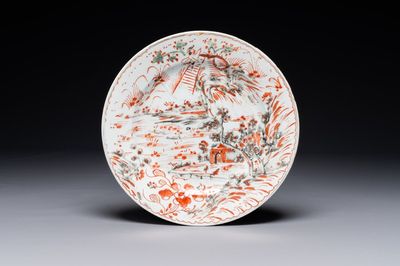 Een ongewoon in Nederland overgedecoreerd Chinees grisaille bord, Qianlong