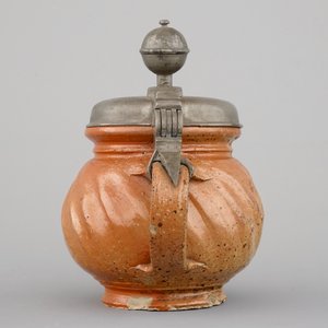 Een ongewoon klein kruikje in steengoed uit Bunzlau, ca. 1700 — foto 3