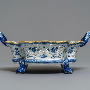 Een opengewerkte blauw-witte Delftse mand met zicht op een wijnbottelarij, 18e eeuw — foto 3