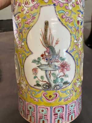Een opengewerkte Chinese famille rose hoedensteun en twee wandvaasjes, 19/20e eeuw — foto 18