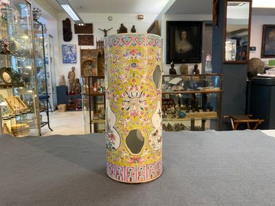 Een opengewerkte Chinese famille rose hoedensteun en twee wandvaasjes, 19/20e eeuw — foto 2