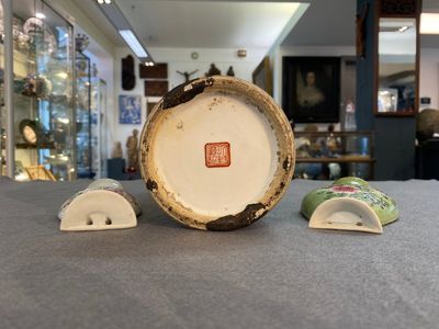 Een opengewerkte Chinese famille rose hoedensteun en twee wandvaasjes, 19/20e eeuw — foto 4