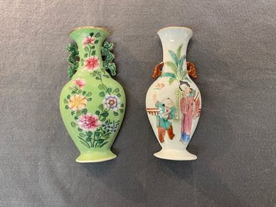 Een opengewerkte Chinese famille rose hoedensteun en twee wandvaasjes, 19/20e eeuw — foto 5