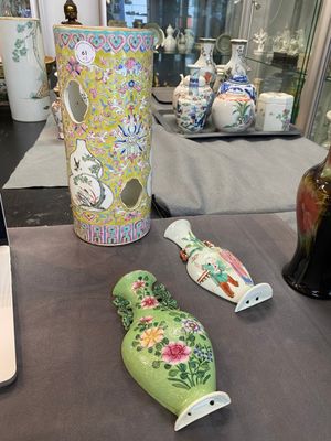 Een opengewerkte Chinese famille rose hoedensteun en twee wandvaasjes, 19/20e eeuw — foto 7