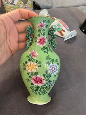 Een opengewerkte Chinese famille rose hoedensteun en twee wandvaasjes, 19/20e eeuw — foto 8