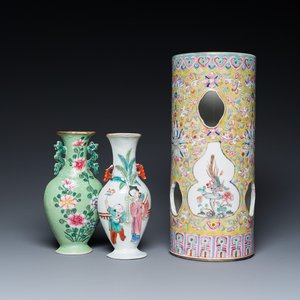 Een opengewerkte Chinese famille rose hoedensteun en twee wandvaasjes, 19/20e eeuw — foto 1