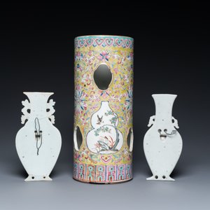 Een opengewerkte Chinese famille rose hoedensteun en twee wandvaasjes, 19/20e eeuw — foto 4