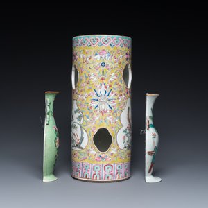Een opengewerkte Chinese famille rose hoedensteun en twee wandvaasjes, 19/20e eeuw — foto 5