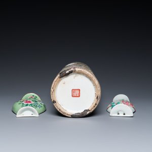 Een opengewerkte Chinese famille rose hoedensteun en twee wandvaasjes, 19/20e eeuw — foto 7