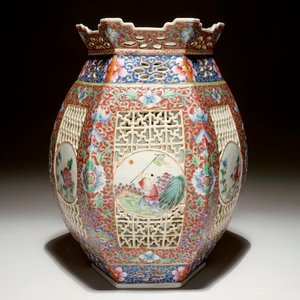 Een opengewerkte Chinese famille rose lantaarn, 19/20e eeuw — foto 1