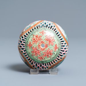 Een opengewerkte Chinese famille rose pomander, Yongzheng — foto 7