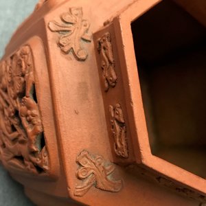 Een opengewerkte Chinese Yixing steengoed theepot met deksel, Kangxi — foto 19
