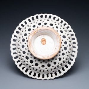 Een opengewerkte Italiaanse blauw-witte en gele tazza met een putto, Faenza, 17e eeuw — foto 2