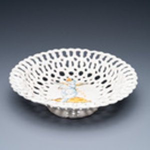 Een opengewerkte Italiaanse blauw-witte en gele tazza met een putto, Faenza, 17e eeuw — foto 3
