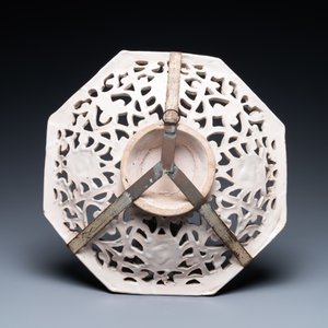 Een opengewerkte octagonale Italiaanse blauw-witte en gele tazza met een putto, Faenza, 17e eeuw — foto 2