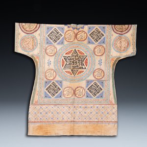 Een Ottomaans voor voorspoed beschilderd 'jama' hemd met Koranverzen in Naskh en Thuluth schrift, 18/19e eeuw — foto 2