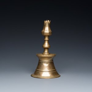Een Ottomaanse bronzen kandelaar met tulpvormige houder, Turkije, 17e eeuw — foto 5