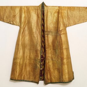 Een Ottomaanse goudbrokaat en ikat zijden chapan mantel, Dagestan of Oezbekistan, 19e eeuw — foto 1