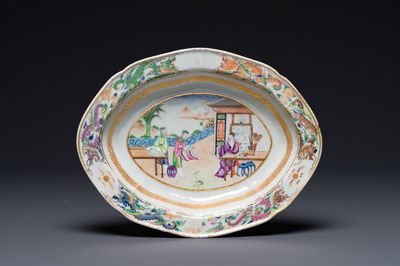 Een ovale Chinese Canton famille rose kom met figuratief decor, 19e eeuw