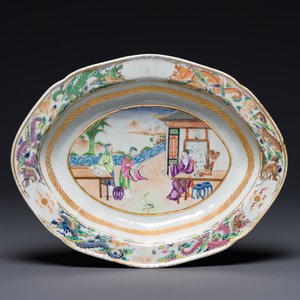 Een ovale Chinese Canton famille rose kom met figuratief decor, 19e eeuw — foto 1