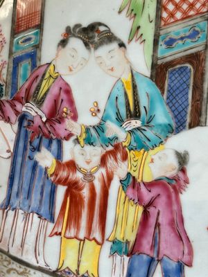 Een ovale Chinese Canton famille rose kom met mandarijns decor, Qianlong — foto 3