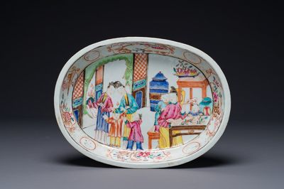 Een ovale Chinese Canton famille rose kom met mandarijns decor, Qianlong