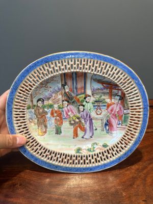 Een ovale Chinese Canton famille rose schotel met opengewerkte rand, 19e eeuw — foto 1