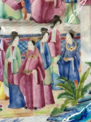 Een ovale Chinese Canton famille rose schotel met verhalend decor, 19e eeuw — foto 5