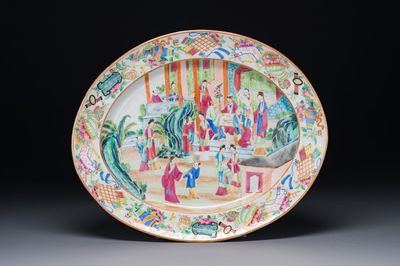 Een ovale Chinese Canton famille rose schotel met verhalend decor, 19e eeuw