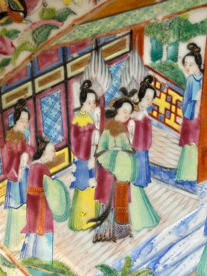 Een ovale Chinese Canton famille rose tazza met verhalend decor, 19e eeuw — foto 3