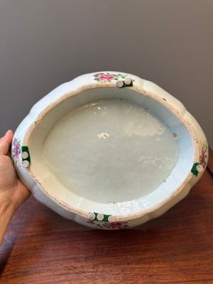 Een ovale Chinese Canton famille rose tazza met verhalend decor, 19e eeuw — foto 7