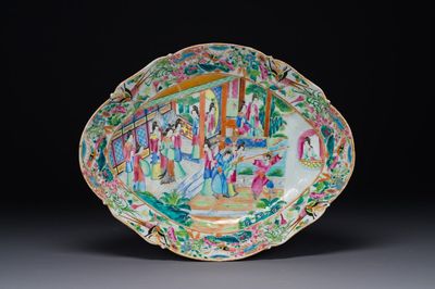 Een ovale Chinese Canton famille rose tazza met verhalend decor, 19e eeuw