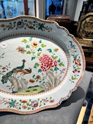 Een ovale Chinese famille rose schotel met vogels bij bloesemtakken, Qianlong — foto 2