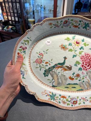 Een ovale Chinese famille rose schotel met vogels bij bloesemtakken, Qianlong — foto 3