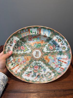 Een ovale Chinese gemonogrammeerde Canton famille rose schotel, 19e eeuw — foto 1