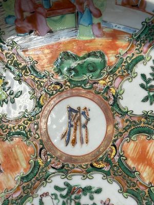Een ovale Chinese gemonogrammeerde Canton famille rose schotel, 19e eeuw — foto 2