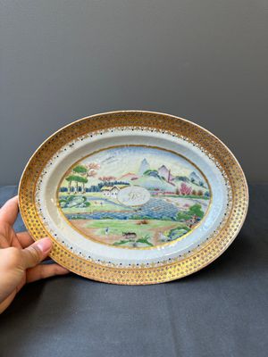 Een ovale Chinese gemonogrammeerde Canton famille rose schotel met landschapsdecor, 19e eeuw — foto 1