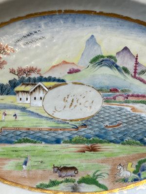 Een ovale Chinese gemonogrammeerde Canton famille rose schotel met landschapsdecor, 19e eeuw — foto 2