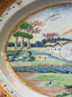 Een ovale Chinese gemonogrammeerde Canton famille rose schotel met landschapsdecor, 19e eeuw — foto 3