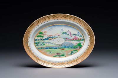 Een ovale Chinese gemonogrammeerde Canton famille rose schotel met landschapsdecor, 19e eeuw