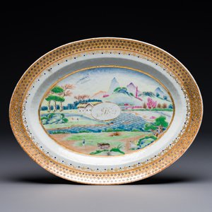 Een ovale Chinese gemonogrammeerde Canton famille rose schotel met landschapsdecor, 19e eeuw — foto 1