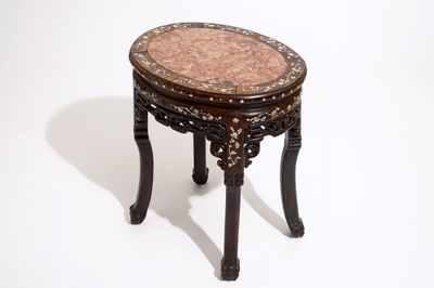 Een ovale Chinese houten sokkel met marmer & parelmoer ingelegd, 19e eeuw