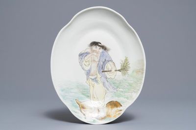 Een ovale Chinese qianjiang cai schotel, 19/20e eeuw