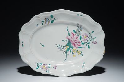 Een ovale schotel met floraal decor in Franse faïence de l'Est, Joseph Hannong, Strasbourg, 18e eeuw