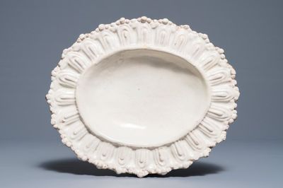 Een ovale schotel met reliëfdecor in witte Italiaanse majolica, Faenza, 17e eeuw