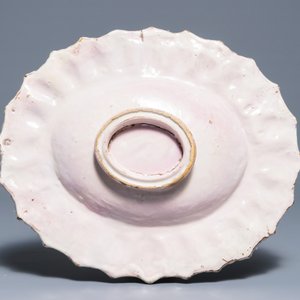 Een ovale schotel met reliëfdecor in witte Italiaanse majolica, Faenza, 17e eeuw — foto 2