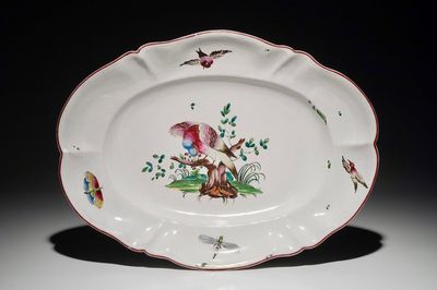 Een ovale schotel met vogels en insecten in Franse faïence de l'Est, wellicht Strasbourg 18e eeuw