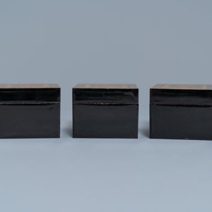 Een overcomplete Chinese spellendoos in deels verguld lakwerk met parelmoeren accessoires, Canton, 19e eeuw — foto 25