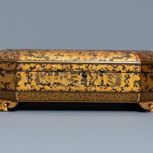 Een overcomplete Chinese spellendoos in deels verguld lakwerk met parelmoeren accessoires, Canton, 19e eeuw — foto 35