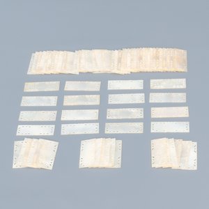Een overcomplete Chinese spellendoos in deels verguld lakwerk met parelmoeren accessoires, Canton, 19e eeuw — foto 7